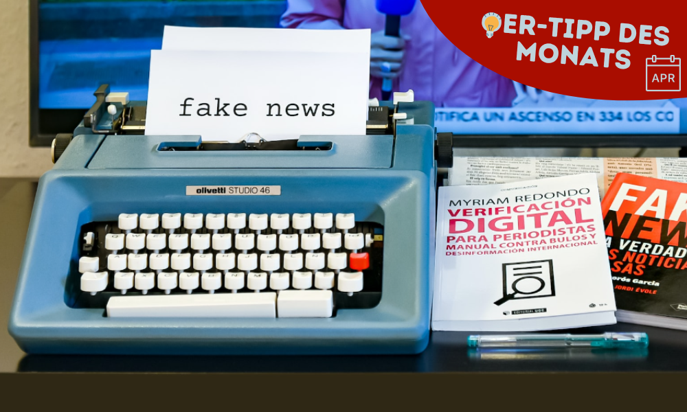 Schreibmaschine, die ein Blatt Papier ausspielt, auf dem Fake News steht