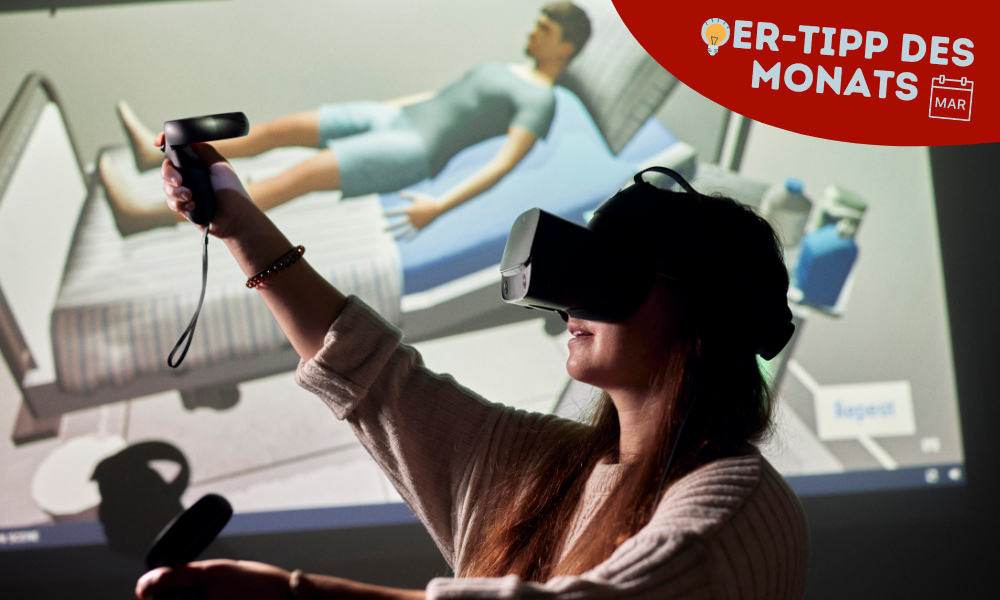 Frau mit VR-Brille, dahinter in einer virtuellen Darstellung ein Patient auf einem Krankenbett