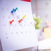 Pinnwand mit bunten Pins