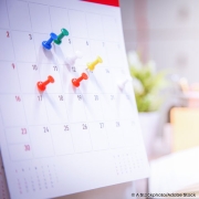 Pinnwand mit bunten Pins