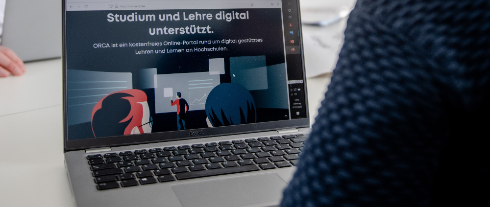 Laptop mit ORCA.nrw Titelseite