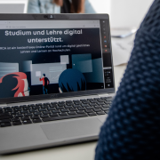 Laptop mit ORCA.nrw Titelseite