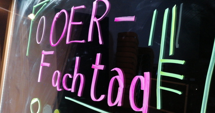 OER-Fachtag, mit rosa Filzstift auf Scheibe geschrieben
