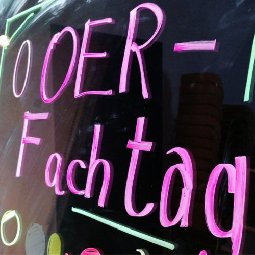 OER mit Filzstift an eine Scheibe geschrieben