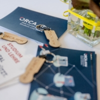 ORCA.nrw-Postkarten und -Flyer auf einem Tisch