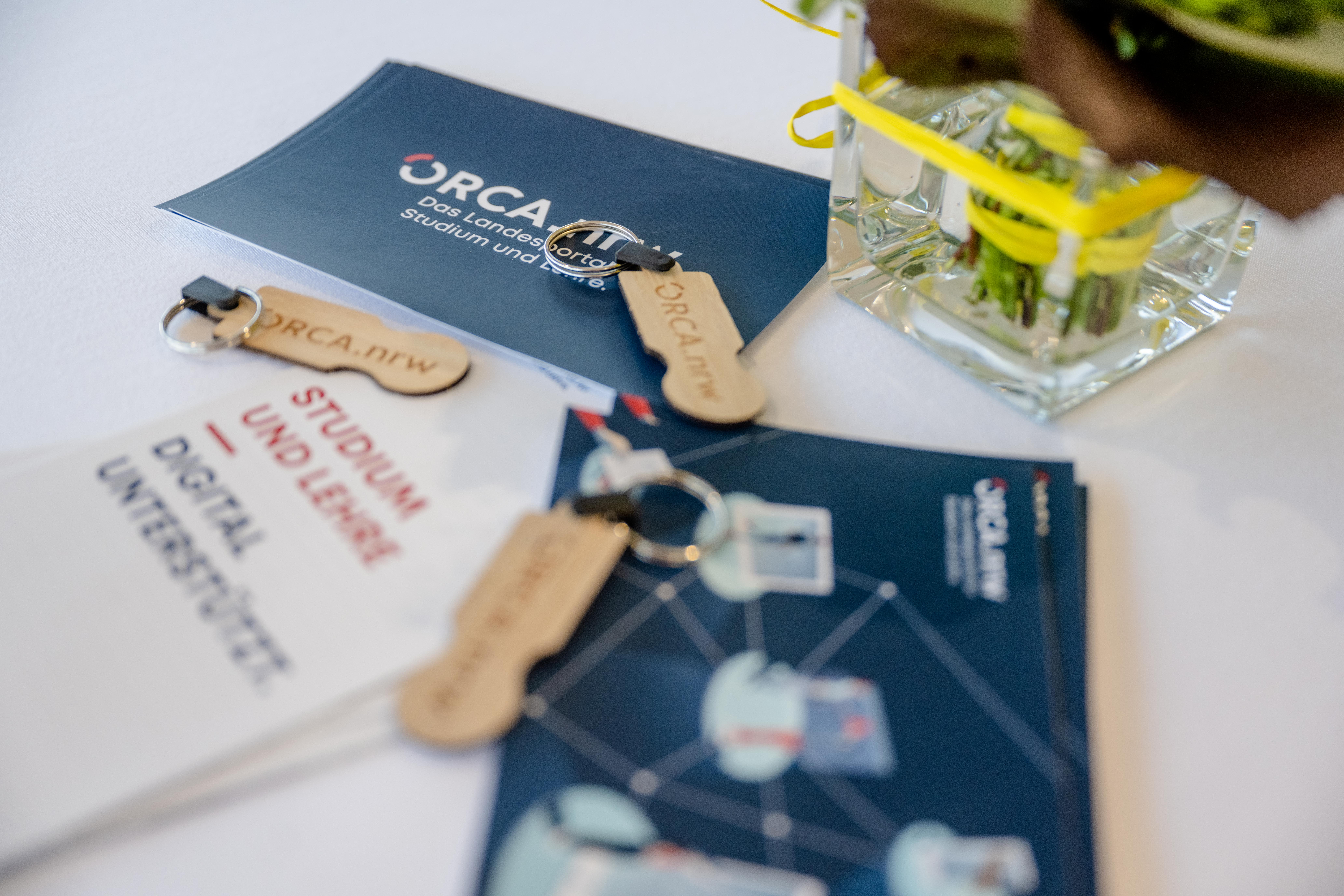 ORCA.nrw-Postkarten und -Flyer auf einem Tisch