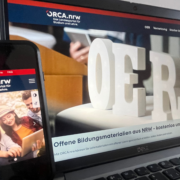Handy und Laptop, die die neue Website von ORCA.nrw zeigen