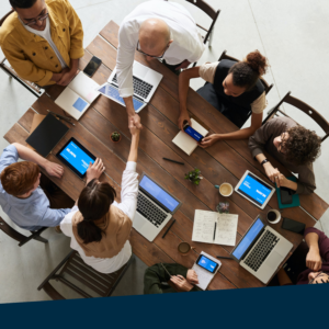 Arbeitstisch mit Personen in Interaktion