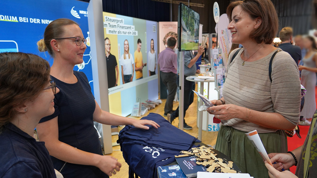 Frau vor dem ORCA.nrw-Stand