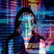 Computercodes auf ein Gesicht projiziert