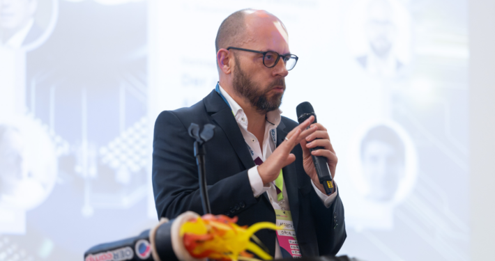 Markus Deimann eröffnet die ORCA.nrw-Tagung 2024.