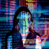 Frau vor einer Wand mit Programmiertext
