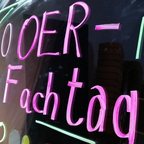 Rosa Filzstift-Schrift auf Glas: "OER-Fachtag"