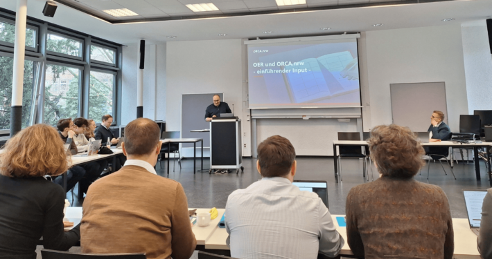 Dr. Joachim Preusse spricht vor den Teilnehmern der OER-Tagung in Münster.