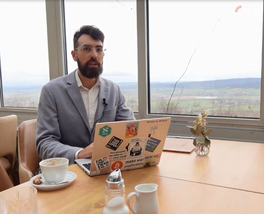 Steffen Rörtgen am Tisch mit Laptop