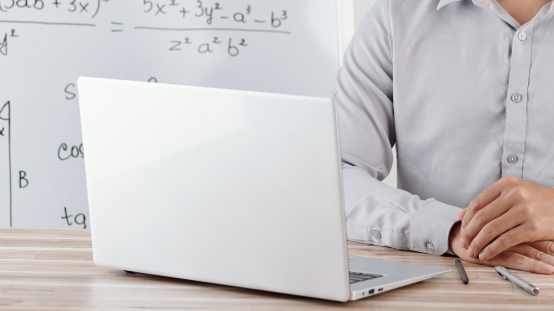 Laptop mit Mathe-Formeln im Hintergrund