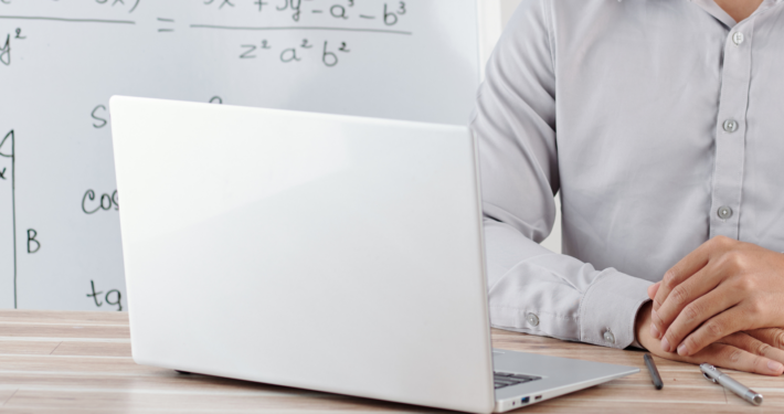 Laptop mit Mathe-Formeln im Hintergrund