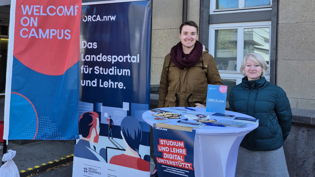 Daniel Diekmann und Magdalena Spaude am ORCA.nrw-Stand bei der Welcome Messe der UzK