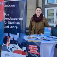 Daniel Diekmann und Magdalena Spaude am ORCA.nrw-Stand bei der Welcome Messe der UzK