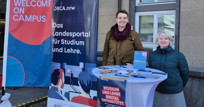 Daniel Diekmann und Magdalena Spaude am ORCA.nrw-Stand bei der Welcome Messe der UzK