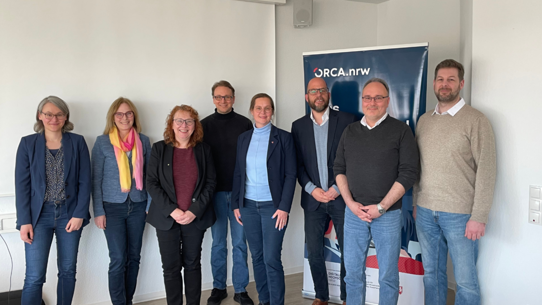 Auf dem Foto (v.l.n.r.): Frau Ratter, Referat für Informationsinfrastrukturen, Informationssicherheit sowie Digitalisierung in Studium und Lehre, MKW NRW Prof. Dr. Ulrike Griefahn, Vizepräsidentin für Digitalisierung an der Westfälischen Hochschule (mandatiert durch die „VP 1-Runde“) Prof. Dr. Susanne Buch, Prorektorin für Studium und Lehre an der Bergischen Universität Wuppertal (mandatiert durch die AG Prorektoren) Prof. Dr. Aristotelis Hadjakos, Prorektor für Wissenschaft und Digitalisierung (mandatiert durch die LRK der Kunst- und Musikhochschulen) Prof. Dr. Yvonne-Christin Knepper-Bartel, Vizepräsidentin für Bildung und Nachhaltigkeit an der Technischen Hochschule Ostwestfalen-Lippe PD Dr. Markus Deimann, Dr. Joachim Preusse; Daniel Halkiew, Referent für Studium und Lehre, DH.NRW