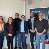 Auf dem Foto (v.l.n.r.): Frau Ratter, Referat für Informationsinfrastrukturen, Informationssicherheit sowie Digitalisierung in Studium und Lehre, MKW NRW Prof. Dr. Ulrike Griefahn, Vizepräsidentin für Digitalisierung an der Westfälischen Hochschule (mandatiert durch die „VP 1-Runde“) Prof. Dr. Susanne Buch, Prorektorin für Studium und Lehre an der Bergischen Universität Wuppertal (mandatiert durch die AG Prorektoren) Prof. Dr. Aristotelis Hadjakos, Prorektor für Wissenschaft und Digitalisierung (mandatiert durch die LRK der Kunst- und Musikhochschulen) Prof. Dr. Yvonne-Christin Knepper-Bartel, Vizepräsidentin für Bildung und Nachhaltigkeit an der Technischen Hochschule Ostwestfalen-Lippe PD Dr. Markus Deimann, Dr. Joachim Preusse; Daniel Halkiew, Referent für Studium und Lehre, DH.NRW