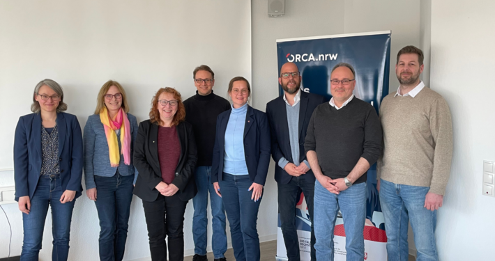 Auf dem Foto (v.l.n.r.): Frau Ratter, Referat für Informationsinfrastrukturen, Informationssicherheit sowie Digitalisierung in Studium und Lehre, MKW NRW Prof. Dr. Ulrike Griefahn, Vizepräsidentin für Digitalisierung an der Westfälischen Hochschule (mandatiert durch die „VP 1-Runde“) Prof. Dr. Susanne Buch, Prorektorin für Studium und Lehre an der Bergischen Universität Wuppertal (mandatiert durch die AG Prorektoren) Prof. Dr. Aristotelis Hadjakos, Prorektor für Wissenschaft und Digitalisierung (mandatiert durch die LRK der Kunst- und Musikhochschulen) Prof. Dr. Yvonne-Christin Knepper-Bartel, Vizepräsidentin für Bildung und Nachhaltigkeit an der Technischen Hochschule Ostwestfalen-Lippe PD Dr. Markus Deimann, Dr. Joachim Preusse; Daniel Halkiew, Referent für Studium und Lehre, DH.NRW