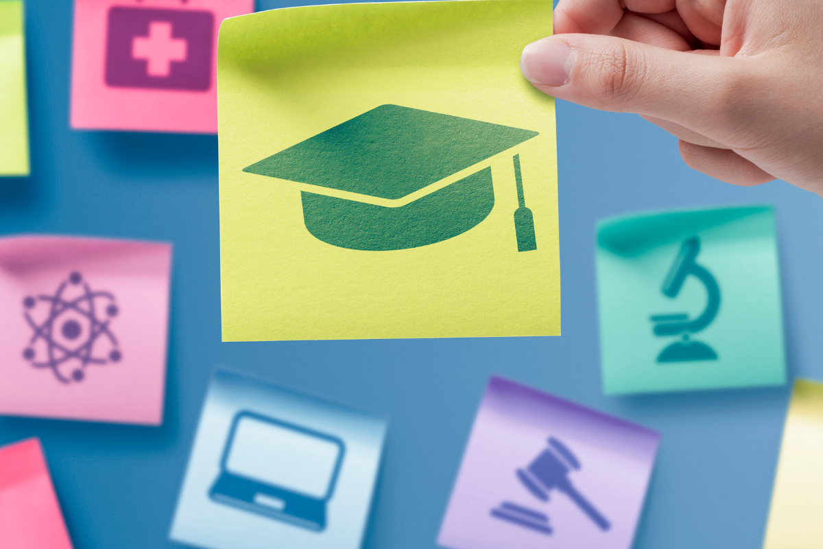 Sticky Notes mit Symbolen zu verschiedenen Fachrichtungen