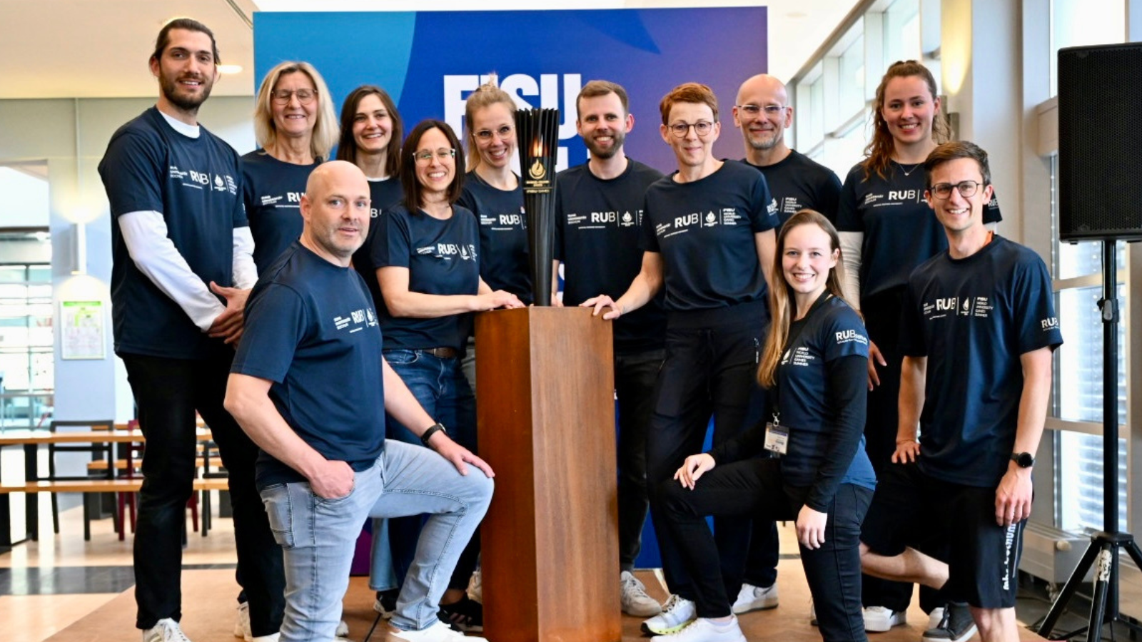 Gruppenbild an der RUB mit der Fackel der WUG in der Mitte