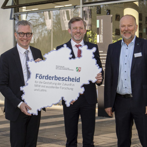 Martin Wolf (FB 07, links),Dirk Günnewig (MKW, Mittte) und Josef Rosenkranz (Prorektor für Studium, Lehre und Internationales, rechts) bei der Übergabe des Förderbescheids für das Projekt WiLMo.