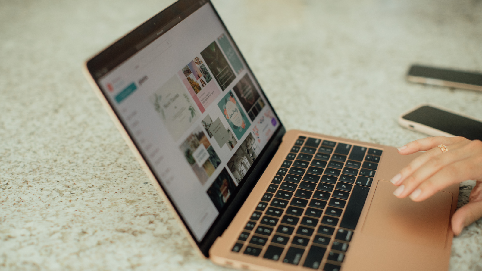 Laptop auf Teppich mit Oberfläche des Tools Canva