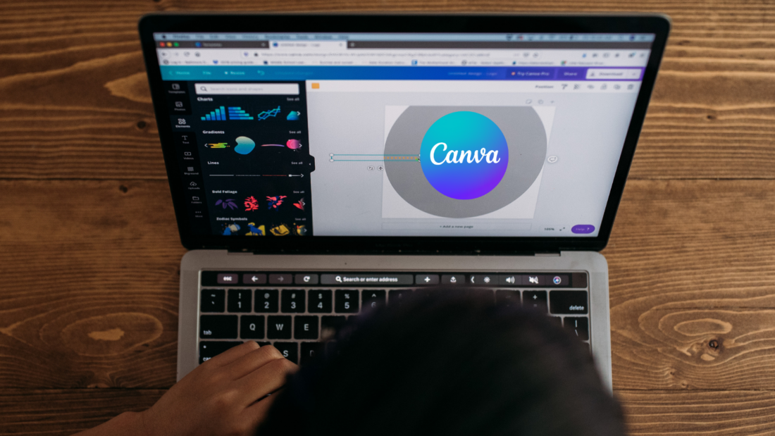 Laptop mit Oberfläche des Tools Canva