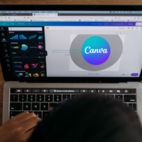 Laptop mit Oberfläche des Tools Canva