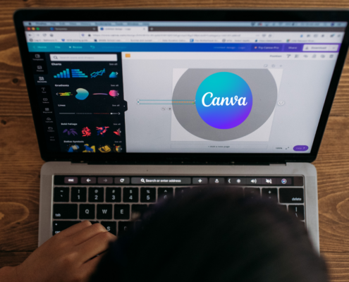 Laptop mit Oberfläche des Tools Canva