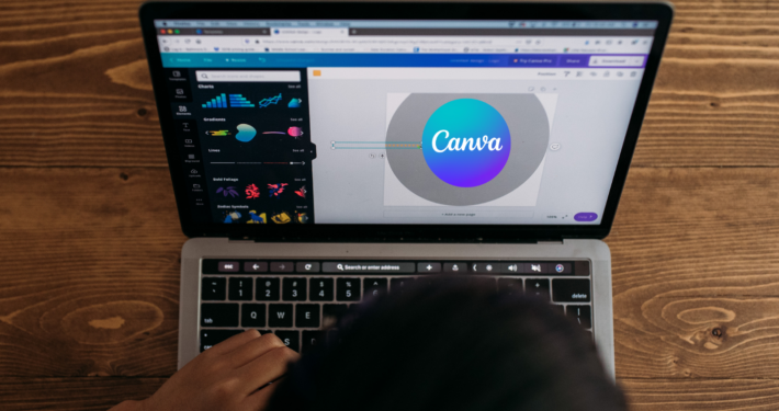 Laptop mit Oberfläche des Tools Canva