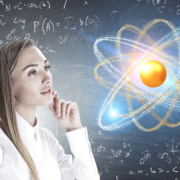 Frau, die auf die Darstellung eines Atoms schaut