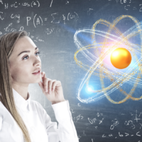Frau, die auf die Darstellung eines Atoms schaut