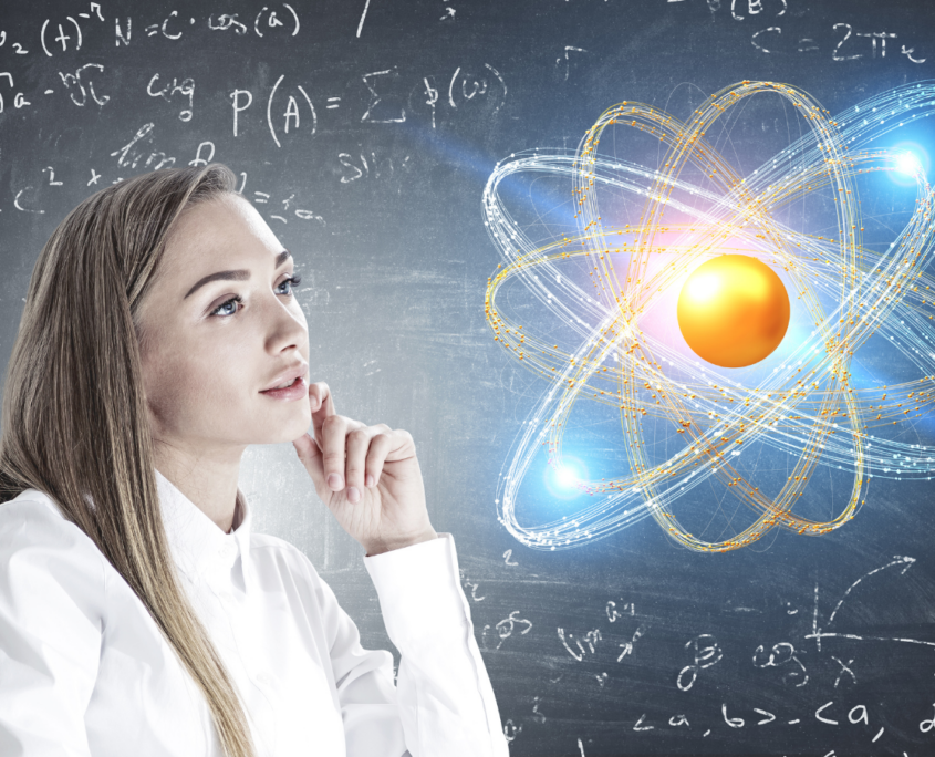 Frau, die auf die Darstellung eines Atoms schaut