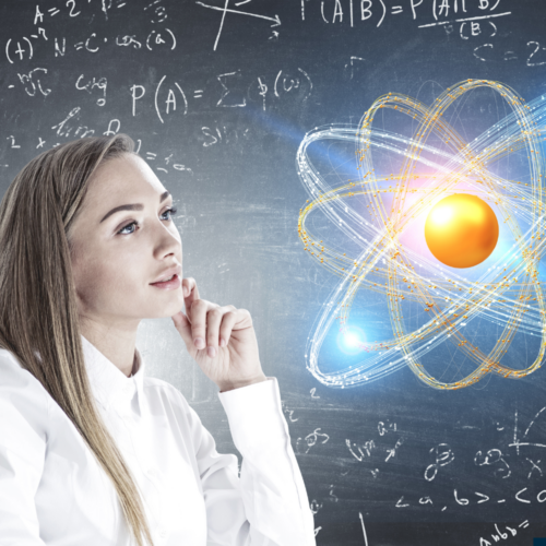 Frau, die auf die Darstellung eines Atoms schaut