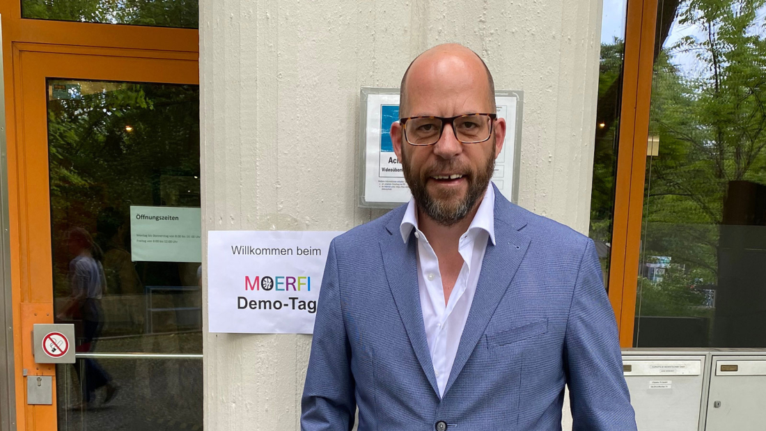 Markus Deimann vor dem Schild "Willkommen beim MOERFI Demo-Tag"