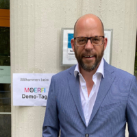 Markus Deimann vor dem Schild "Willkommen beim MOERFI Demo-Tag"
