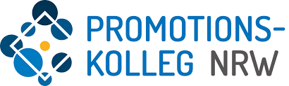 Zu sehen ist in Großbuchstaben und in blauer und schwarzer Schrift der Schriftzug "Promotionskolleg NRW". Links neben dem Schriftzug ist das Logo des Promotionskollegs zu sehen: Ein um 45 Grad gekippter, weißer, quadratischer Rahmen, unter dem sich verschieden große Kreise in unterschiedlichen Blautönen befinden. In der Mitte des Rahmens befindet sich im Zentrum ein kleiner, gelber Kreis.