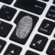Fingerabdruck auf Tastatur
