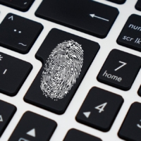 Fingerabdruck auf Tastatur