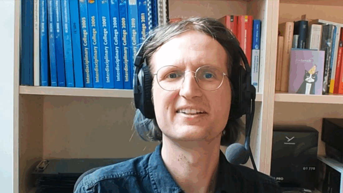Benjamin Paaßen bei der Aufnahme von Folge 2 der KI-News