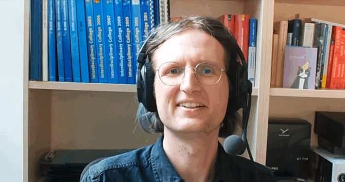Benjamin Paaßen bei der Aufnahme von Folge 2 der KI-News