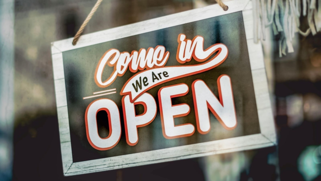 Schild mit Aufschrift: Come in, we're open