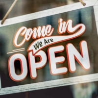 Schild mit Aufschrift: Come in, we're open