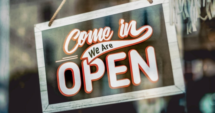 Schild mit Aufschrift: Come in, we're open