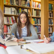 GWP (1) Studierende sitzen schreibend in der Bibliothek